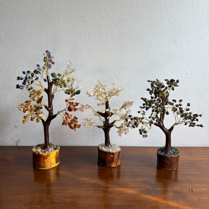 Árboles decorativos con piedras naturales de colores sobre base de madera